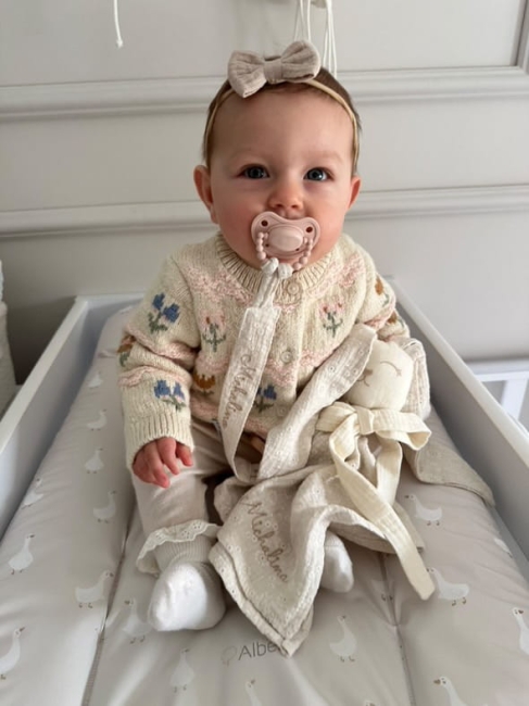 Muślinowy króliczek z imieniem dziecka – personalizowana przytulanka dla niemowlaka i wyjątkowy prezent na narodziny, baby shower lub chrzciny. Miękki króliczek z personalizacją będzie piękną pamiątką na lata.