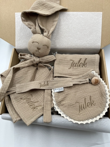 Box prezentowy dla noworodka z personalizowaną przytulanką króliczkiem z muślinu, zawieszką do smoczka z imieniem dziecka, śliniaczkiem z haftem oraz pieluszką muślinową z imieniem. Idealny prezent na narodziny, baby shower i chrzciny.