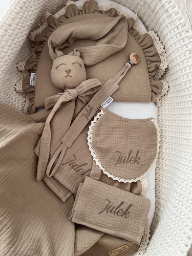 Box prezentowy dla noworodka z personalizowaną przytulanką króliczkiem z muślinu, zawieszką do smoczka z imieniem dziecka, śliniaczkiem z haftem oraz pieluszką muślinową z imieniem. Idealny prezent na narodziny, baby shower i chrzciny.