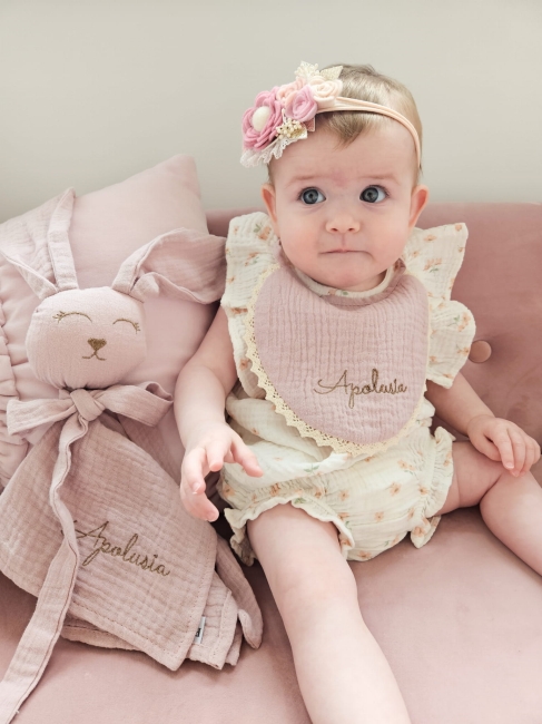 Muślinowy króliczek z imieniem dziecka – personalizowana przytulanka dla niemowlaka i wyjątkowy prezent na narodziny, baby shower lub chrzciny. Miękki króliczek z personalizacją będzie piękną pamiątką na lata.