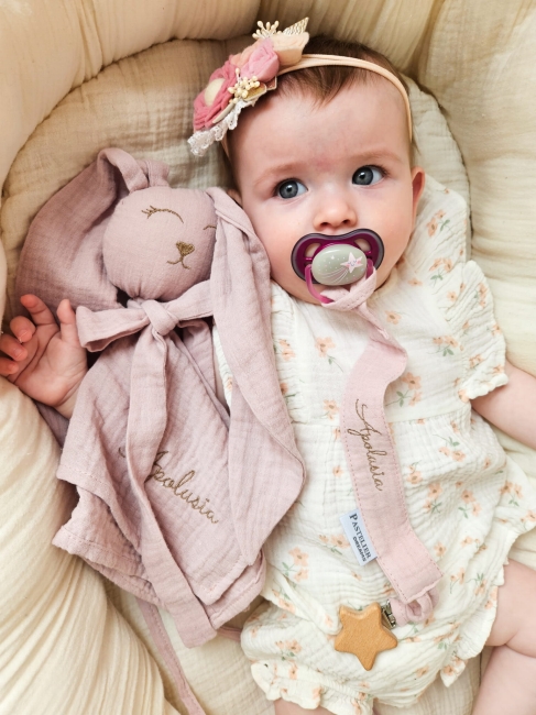 Muślinowy króliczek z imieniem dziecka – personalizowana przytulanka dla niemowlaka i wyjątkowy prezent na narodziny, baby shower lub chrzciny. Miękki króliczek z personalizacją będzie piękną pamiątką na lata.