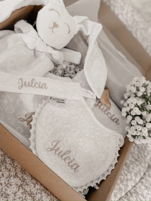 Personalizowana zawieszka do smoczka z haftowanym imieniem i drewnianym klipsem. Praktyczny dodatek do wyprawki niemowlęcej i wyjątkowy prezent dla noworodka.