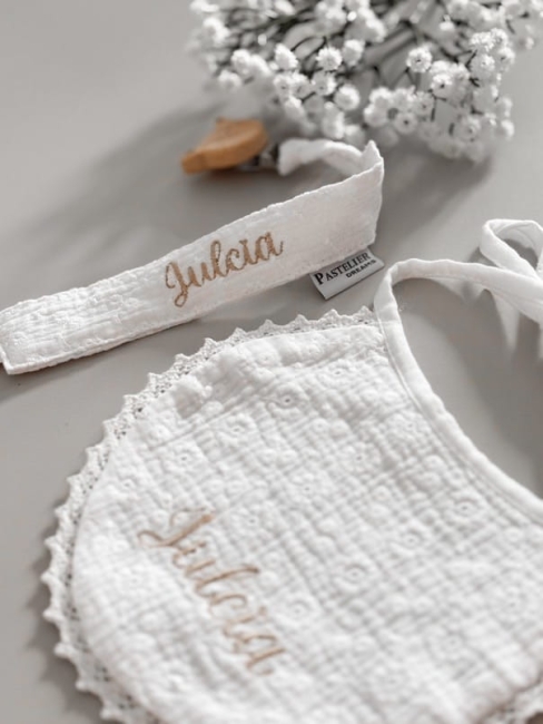 Personalizowana zawieszka do smoczka z haftowanym imieniem i drewnianym klipsem. Praktyczny dodatek do wyprawki niemowlęcej i wyjątkowy prezent dla noworodka.