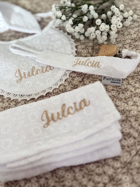 Pieluszka muślinowa z personalizacją haftem – miękka, delikatna i przewiewna. Haft z imieniem dziecka sprawia, że pieluszka jest wyjątkowym elementem wyprawki oraz pięknym i praktycznym prezentem dla noworodka.