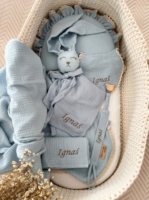 Box prezentowy dla noworodka z personalizowaną przytulanką króliczkiem z muślinu, zawieszką do smoczka z imieniem dziecka, śliniaczkiem z haftem oraz pieluszką muślinową z imieniem. Idealny prezent na narodziny, baby shower i chrzciny.