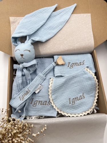 Box prezentowy dla noworodka z personalizowaną przytulanką króliczkiem z muślinu, zawieszką do smoczka z imieniem dziecka, śliniaczkiem z haftem oraz pieluszką muślinową z imieniem. Idealny prezent na narodziny, baby shower i chrzciny.