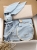 Box prezentowy dla noworodka z personalizowaną przytulanką króliczkiem z muślinu, zawieszką do smoczka z imieniem dziecka, śliniaczkiem z haftem oraz pieluszką muślinową z imieniem. Idealny prezent na narodziny, baby shower i chrzciny.