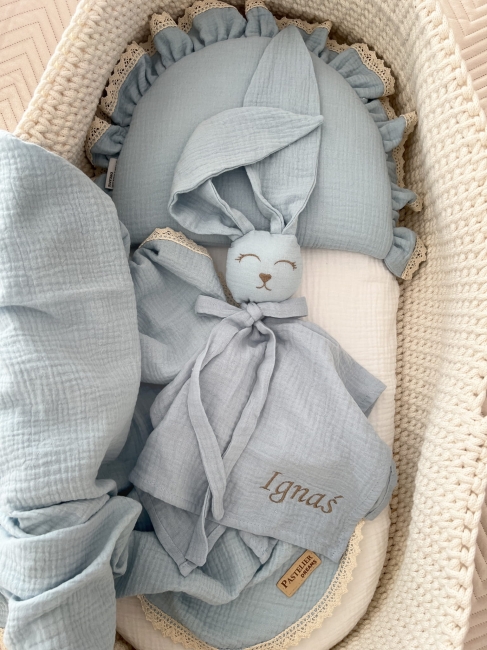 Muślinowy króliczek z imieniem dziecka – personalizowana przytulanka dla niemowlaka i wyjątkowy prezent na narodziny, baby shower lub chrzciny. Miękki króliczek z personalizacją będzie piękną pamiątką na lata.