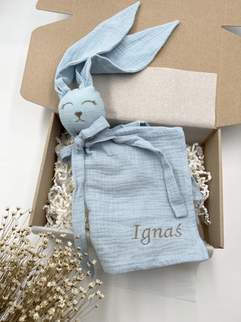 Muślinowy króliczek z imieniem dziecka – personalizowana przytulanka dla niemowlaka i wyjątkowy prezent na narodziny, baby shower lub chrzciny. Miękki króliczek z personalizacją będzie piękną pamiątką na lata.
