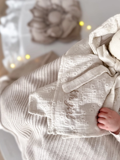 Muślinowy króliczek z imieniem dziecka – personalizowana przytulanka dla niemowlaka i wyjątkowy prezent na narodziny, baby shower lub chrzciny. Miękki króliczek z personalizacją będzie piękną pamiątką na lata.