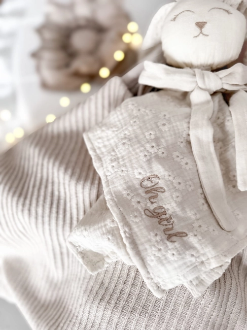 Muślinowy króliczek z imieniem dziecka – personalizowana przytulanka dla niemowlaka i wyjątkowy prezent na narodziny, baby shower lub chrzciny. Miękki króliczek z personalizacją będzie piękną pamiątką na lata.