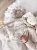 Muślinowy króliczek z imieniem dziecka – personalizowana przytulanka dla niemowlaka i wyjątkowy prezent na narodziny, baby shower lub chrzciny. Miękki króliczek z personalizacją będzie piękną pamiątką na lata.