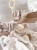 Muślinowy króliczek z imieniem dziecka – personalizowana przytulanka dla niemowlaka i wyjątkowy prezent na narodziny, baby shower lub chrzciny. Miękki króliczek z personalizacją będzie piękną pamiątką na lata.