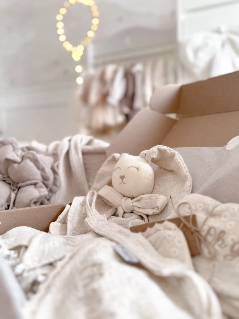 Muślinowy króliczek z imieniem dziecka – personalizowana przytulanka dla niemowlaka i wyjątkowy prezent na narodziny, baby shower lub chrzciny. Miękki króliczek z personalizacją będzie piękną pamiątką na lata.