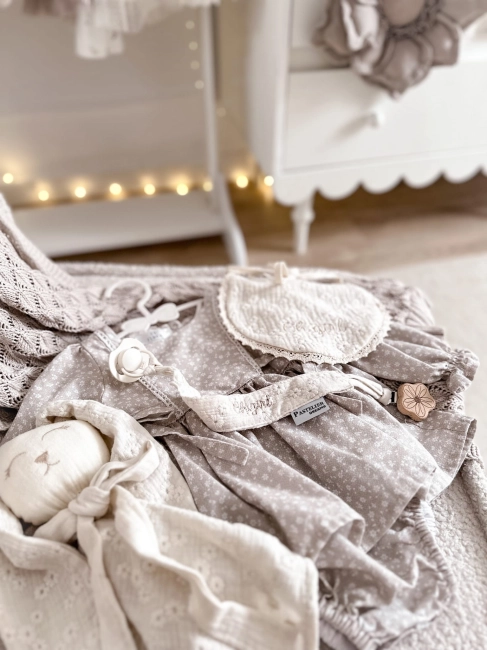 Muślinowy króliczek z imieniem dziecka – personalizowana przytulanka dla niemowlaka i wyjątkowy prezent na narodziny, baby shower lub chrzciny. Miękki króliczek z personalizacją będzie piękną pamiątką na lata.