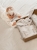 Box prezentowy dla noworodka z personalizowaną przytulanką króliczkiem z muślinu, zawieszką do smoczka z imieniem dziecka, śliniaczkiem z haftem oraz pieluszką muślinową z imieniem. Idealny prezent na narodziny, baby shower i chrzciny.