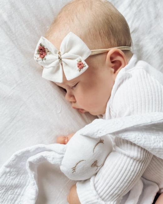 Box prezentowy dla noworodka z personalizowaną przytulanką króliczkiem z muślinu, zawieszką do smoczka z imieniem dziecka, śliniaczkiem z haftem oraz pieluszką muślinową z imieniem. Idealny prezent na narodziny, baby shower i chrzciny.