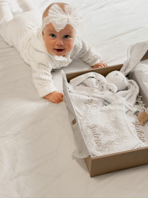 Personalizowana zawieszka do smoczka z haftowanym imieniem i drewnianym klipsem. Praktyczny dodatek do wyprawki niemowlęcej i wyjątkowy prezent dla noworodka.