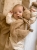 Muślinowy króliczek z imieniem dziecka – personalizowana przytulanka dla niemowlaka i wyjątkowy prezent na narodziny, baby shower lub chrzciny. Miękki króliczek z personalizacją będzie piękną pamiątką na lata.