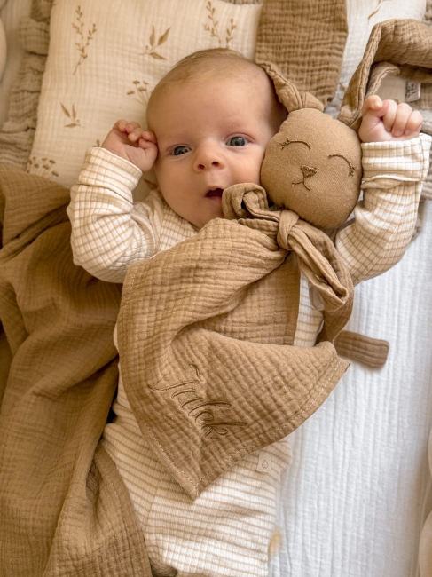 Muślinowy króliczek z imieniem dziecka – personalizowana przytulanka dla niemowlaka i wyjątkowy prezent na narodziny, baby shower lub chrzciny. Miękki króliczek z personalizacją będzie piękną pamiątką na lata.