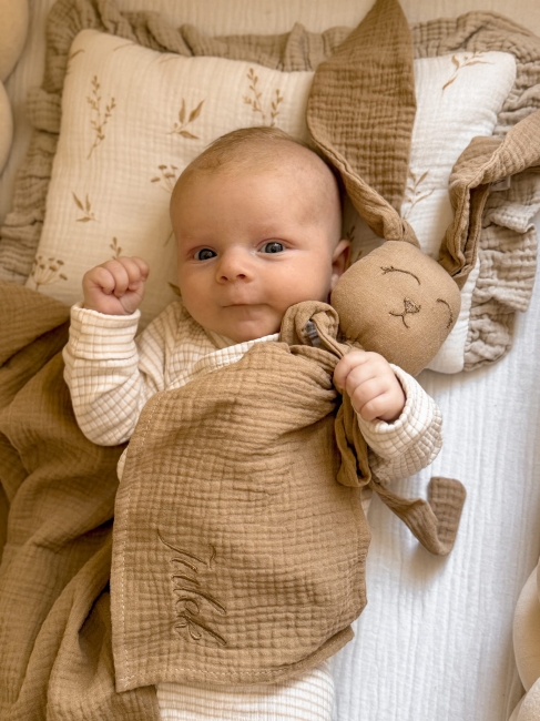 Muślinowy króliczek z imieniem dziecka – personalizowana przytulanka dla niemowlaka i wyjątkowy prezent na narodziny, baby shower lub chrzciny. Miękki króliczek z personalizacją będzie piękną pamiątką na lata.
