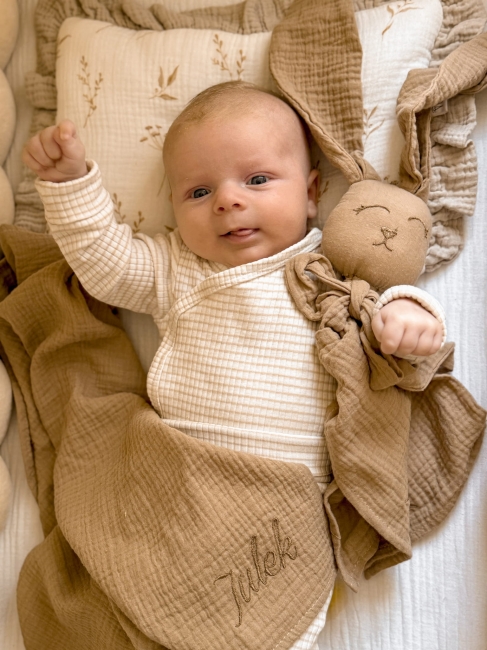 Muślinowy króliczek z imieniem dziecka – personalizowana przytulanka dla niemowlaka i wyjątkowy prezent na narodziny, baby shower lub chrzciny. Miękki króliczek z personalizacją będzie piękną pamiątką na lata.