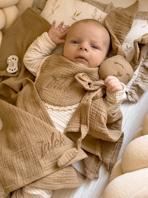 Muślinowy króliczek z imieniem dziecka – personalizowana przytulanka dla niemowlaka i wyjątkowy prezent na narodziny, baby shower lub chrzciny. Miękki króliczek z personalizacją będzie piękną pamiątką na lata.