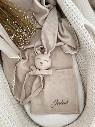 Muślinowy króliczek z imieniem dziecka – personalizowana przytulanka dla niemowlaka i wyjątkowy prezent na narodziny, baby shower lub chrzciny. Miękki króliczek z personalizacją będzie piękną pamiątką na lata.