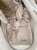 Muślinowy króliczek z imieniem dziecka – personalizowana przytulanka dla niemowlaka i wyjątkowy prezent na narodziny, baby shower lub chrzciny. Miękki króliczek z personalizacją będzie piękną pamiątką na lata.