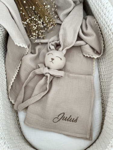 Muślinowy króliczek z imieniem dziecka – personalizowana przytulanka dla niemowlaka i wyjątkowy prezent na narodziny, baby shower lub chrzciny. Miękki króliczek z personalizacją będzie piękną pamiątką na lata.