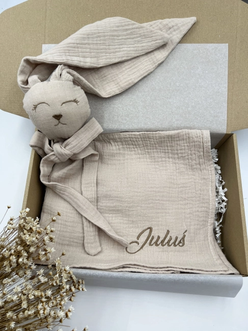 Muślinowy króliczek z imieniem dziecka – personalizowana przytulanka dla niemowlaka i wyjątkowy prezent na narodziny, baby shower lub chrzciny. Miękki króliczek z personalizacją będzie piękną pamiątką na lata.