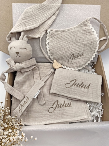 Box prezentowy dla noworodka z personalizowaną przytulanką króliczkiem z muślinu, zawieszką do smoczka z imieniem dziecka, śliniaczkiem z haftem oraz pieluszką muślinową z imieniem. Idealny prezent na narodziny, baby shower i chrzciny.