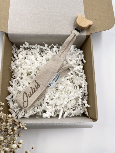 Personalizowana zawieszka do smoczka z haftowanym imieniem i drewnianym klipsem. Praktyczny dodatek do wyprawki niemowlęcej i wyjątkowy prezent dla noworodka.