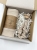 Personalizowana zawieszka do smoczka i pieluszka muślina to wyjątkowy zestaw dla niemowlęcia. Idealny prezent dla noworodka, wykonany z naturalnych materiałów. Idealny prezent na narodziny, baby shower lub chrzciny.