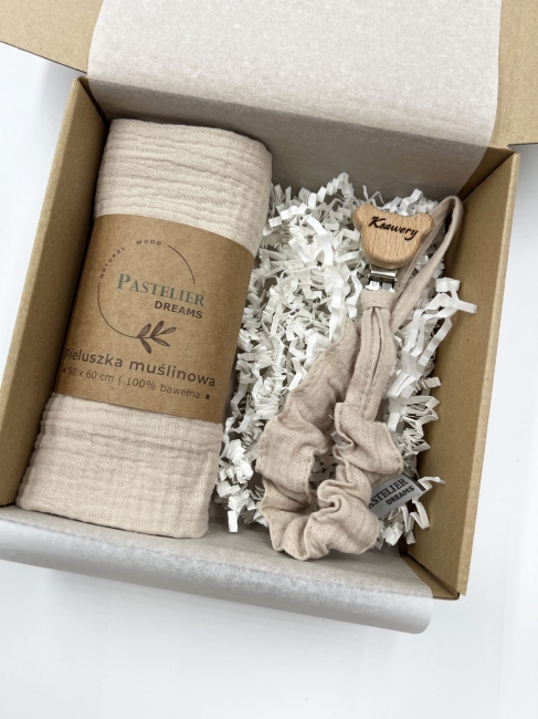 Personalizowana zawieszka do smoczka i pieluszka muślina to wyjątkowy zestaw dla niemowlęcia. Idealny prezent dla noworodka, wykonany z naturalnych materiałów. Idealny prezent na narodziny, baby shower lub chrzciny.