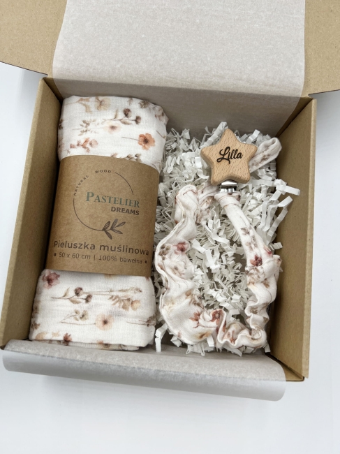 Personalizowana zawieszka do smoczka i pieluszka muślina to wyjątkowy zestaw dla niemowlęcia. Idealny prezent dla noworodka, wykonany z naturalnych materiałów. Idealny prezent na narodziny, baby shower lub chrzciny.