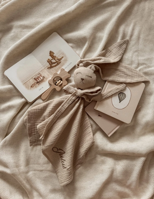 Muślinowy króliczek z imieniem dziecka – personalizowana przytulanka dla niemowlaka i wyjątkowy prezent na narodziny, baby shower lub chrzciny. Miękki króliczek z personalizacją będzie piękną pamiątką na lata.