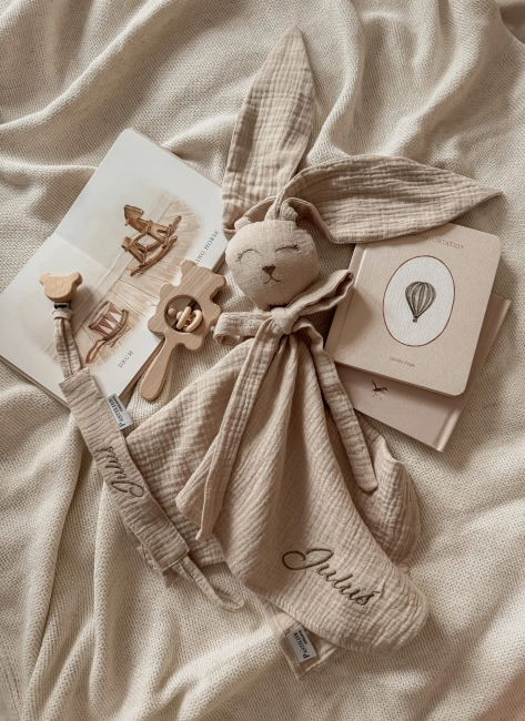 Muślinowy króliczek z imieniem dziecka – personalizowana przytulanka dla niemowlaka i wyjątkowy prezent na narodziny, baby shower lub chrzciny. Miękki króliczek z personalizacją będzie piękną pamiątką na lata.