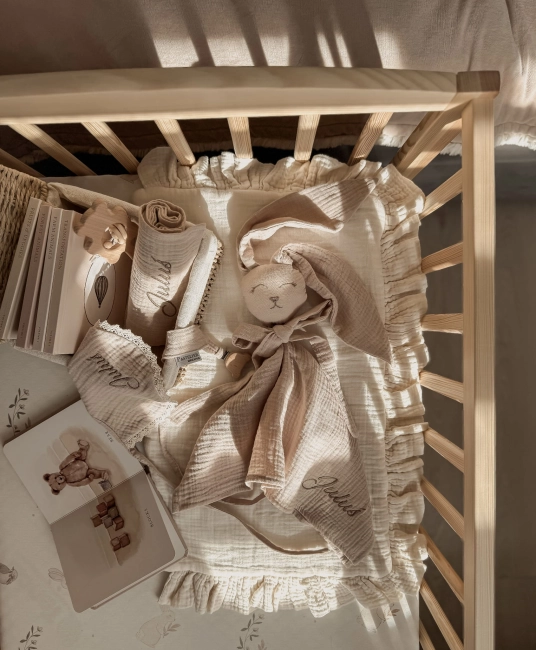 Personalizowana zawieszka do smoczka z haftowanym imieniem i drewnianym klipsem. Praktyczny dodatek do wyprawki niemowlęcej i wyjątkowy prezent dla noworodka.