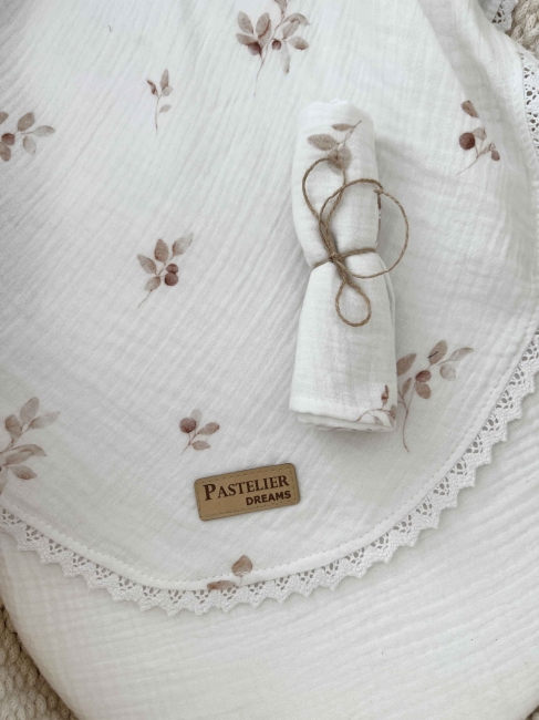 Pieluszka muślinowa dla niemowląt – miękka, delikatna i przewiewna. Praktyczny element wyprawki dla noworodka, idealny podczas karmienia, spacerów i codziennej pielęgnacji dziecka.
