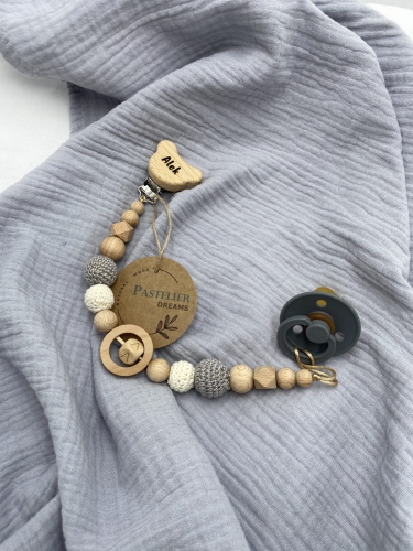 Personalizowana zawieszka do smoczka z drewnianych koralików i grawerowanym imieniem na drewnianym klipsie. Idealny prezent dla noworodka i niemowlęcia.