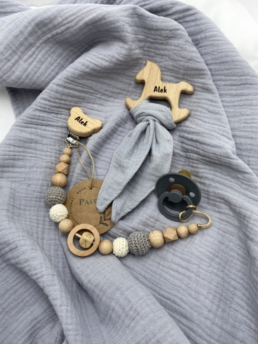 Personalizowana zawieszka do smoczka i szeleszczące uszka z muślinu to wyjątkowy zestaw dla niemowlęcia. Idealny prezent dla noworodka, wykonany z naturalnych materiałów. Idealny prezent na narodziny, baby shower lub chrzciny.