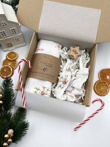 Personalizowana zawieszka do smoczka i pieluszka muślina to wyjątkowy zestaw dla niemowlęcia. Idealny prezent dla noworodka, wykonany z naturalnych materiałów. Idealny prezent na narodziny, baby shower lub chrzciny.