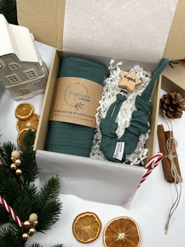 Personalizowana zawieszka do smoczka i pieluszka muślina to wyjątkowy zestaw dla niemowlęcia. Idealny prezent dla noworodka, wykonany z naturalnych materiałów. Idealny prezent na narodziny, baby shower lub chrzciny.