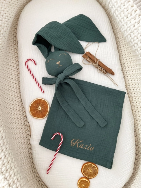 Personalizowana przytulanka Króliczek z muślinu, ozdobiona haftem z imieniem dziecka. Delikatny i wyjątkowy upominek dla maluszka, który dzięki personalizacji staje się piękną pamiątką narodzin, chrztu lub baby shower.