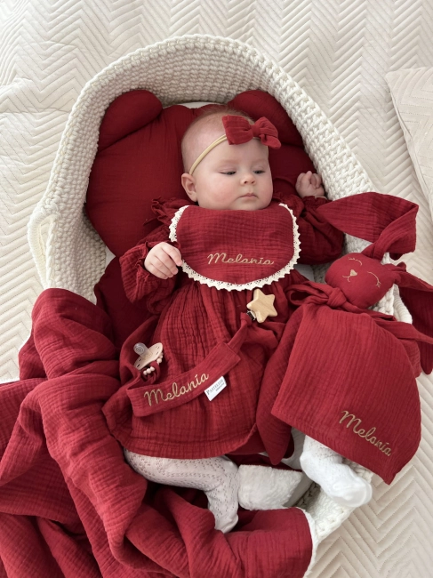 Personalizowana przytulanka Króliczek z muślinu, ozdobiona haftem z imieniem dziecka. Delikatny i wyjątkowy upominek dla maluszka, który dzięki personalizacji staje się piękną pamiątką narodzin, chrztu lub baby shower.
