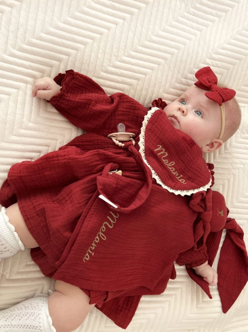 Personalizowana przytulanka Króliczek z muślinu, ozdobiona haftem z imieniem dziecka. Delikatny i wyjątkowy upominek dla maluszka, który dzięki personalizacji staje się piękną pamiątką narodzin, chrztu lub baby shower.