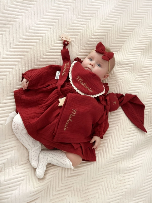 Personalizowana przytulanka Króliczek z muślinu, ozdobiona haftem z imieniem dziecka. Delikatny i wyjątkowy upominek dla maluszka, który dzięki personalizacji staje się piękną pamiątką narodzin, chrztu lub baby shower.