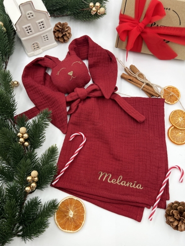 Personalizowana przytulanka Króliczek z muślinu, ozdobiona haftem z imieniem dziecka. Delikatny i wyjątkowy upominek dla maluszka, który dzięki personalizacji staje się piękną pamiątką narodzin, chrztu lub baby shower.