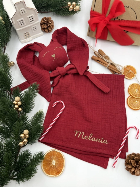 Personalizowana przytulanka Króliczek z muślinu, ozdobiona haftem z imieniem dziecka. Delikatny i wyjątkowy upominek dla maluszka, który dzięki personalizacji staje się piękną pamiątką narodzin, chrztu lub baby shower.